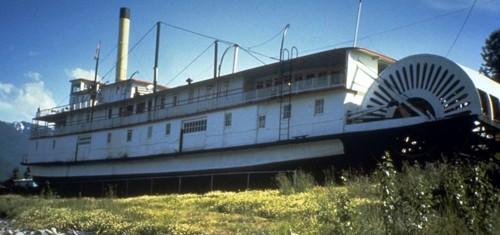 General view of the S.S. Moyie, showing her single, stern-mounted paddle wheel.; Parks Canada Agency / Agence Parcs Canada.