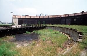 General view of the John Street Roundhouse (Canadian-Pacific), 1994.; Parks Canada/Parcs Canada, 1994.