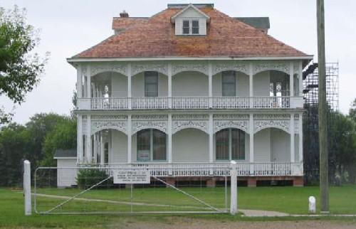 General view of Doukhobors at Veregin, showing the prayer home constructed around 1917, 2004.; Parks Canada Agency / Agence Parcs Canada, Judith Dufresne, 2004.