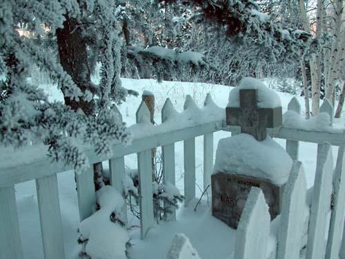 Gravesite at Back Bay Cemetery, February 2004.; E. Hawkins/GNWT