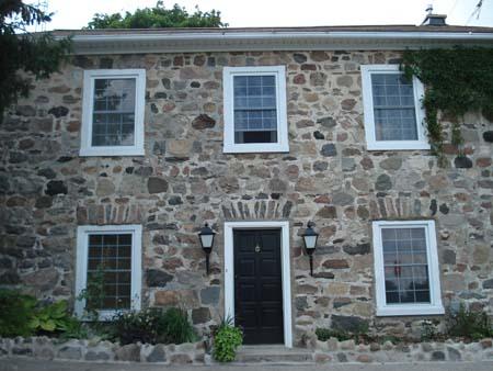 Of note are the stone voussoirs on the symmetrically placed first-storey windows.; Kendra Green, 2007.