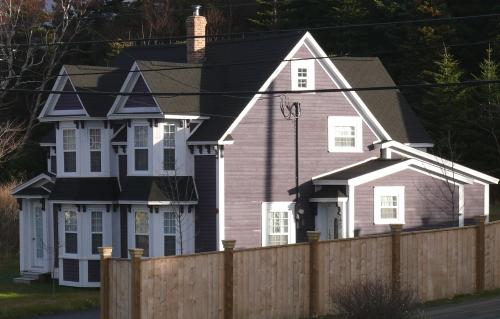 View of the front and right facades of Chisholm House, Manuels, CBS, NL. Photo taken 2009. ; HFNL/Andrea O'Brien 2010