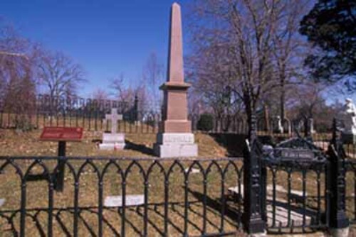 General view of Sir John A. Macdonald's gravesite, 1995.; Parks Canada/Parcs Canada, 1995.
