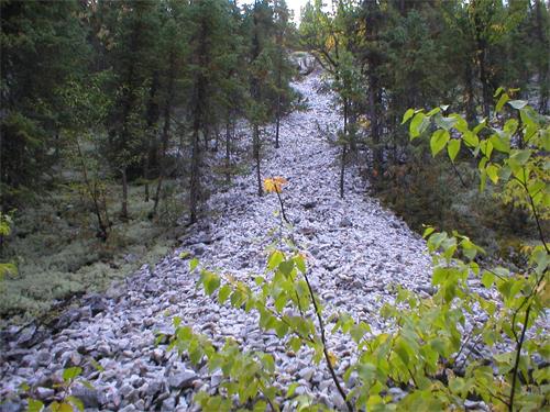 General view of Waapushukamikw's Rogers Quarry consisting of the most visible and most easily accessible source of Mistassini quartzite, 2004.; ministère du Développement durable, de l’Environnement et des Parcs du Québec, J. Gagnon, 2004.