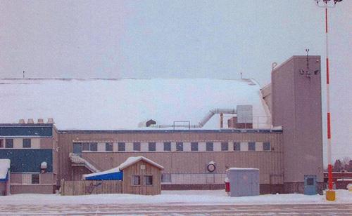 View of the exterior of Hangar 6, showing the long horizontal bands of windows, 2006.; Department of National Defence / Ministère de la Défense nationale, 2006.