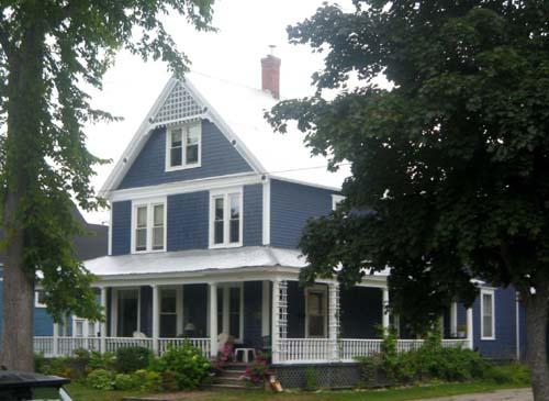 Side angle of dwelling showing the southern exposure and the front façade; City of Fredericton