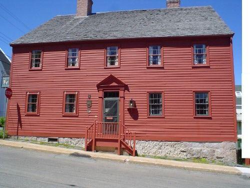 Lennox Tavern, Old Town Lunenburg, south façade, 2004; Heritage Division, NS Dept. of Tourism, Culture and Heritage, 2004