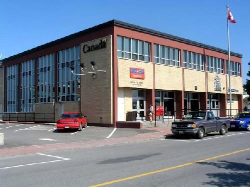 View of the exterior of the Government of Canada Building, showing visual emphasis on the front façade, 2004.; Department of Public Works and Government Services / Ministère des Travaux publics et services gouvernementaux, Don Macdonald, 2004.