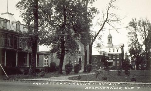Presbytère - Église - Couvent, Berthierville, Que. L.Charpentier Ltée., Collection: BNQ, CP 259; Bibliothèque et Archives nationales du Québec