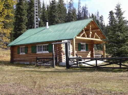 General view of Brazeau Warden Cabin, showing its Rustic aesthetic, as expressed by the use of locally available materials such as wood, 2005.; Parks Canada Agency / Agence Parcs Canada, 2005.