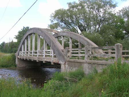 Of note is the cross beam tying the arches.; Lyndsay Haggerty, 2007.