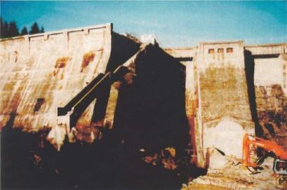 View of the east side of the intake dam at Stave Falls Hydro-Electric Installation, 2002.; Agence Parcs Canada / Parks Canada Agency, 2002.