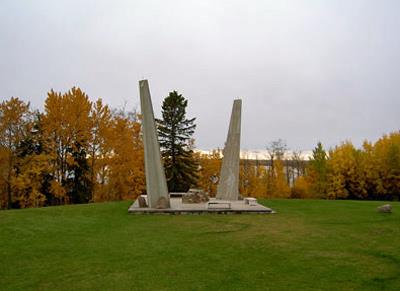 View of the Historic Sites and Monuments Board of Canada plaque and cairn making the site, 2005.; Parks Canada Agency / Agence Parcs Canada, 2005.