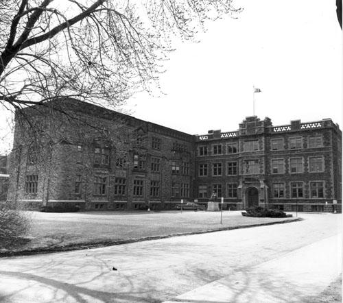 Exterior view of the Former Archives Building, showing the consistent use of fireproof materials such as fire-retardant brick, terra cotta, steel, iron, concrete and plaster.; National Archives of Canada / Archives nationales du Canada, C-15204.