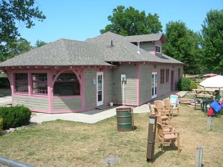 Of note are the upturned eaves and wooden brackets.; Lyndsay Haggerty, 2007.