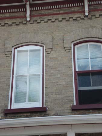 Featured are the second-storey segmentally arched windows.; Martina Braustein, 2007.