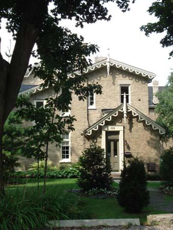 Of note are the gables with decorative bargeboard and drop pinnacles.; Martina Braunstein, 2007.