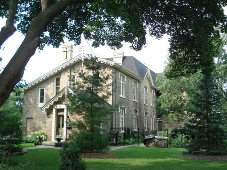 Of note is the house's situation within the treed and landscaped grounds of the property.; Martina Braunstein, 2007.