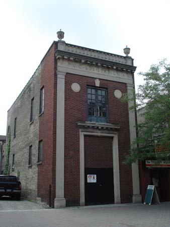 Of note are the two Doric pilasters and architrave framing the façade.; Martina Braunstein, 2007.