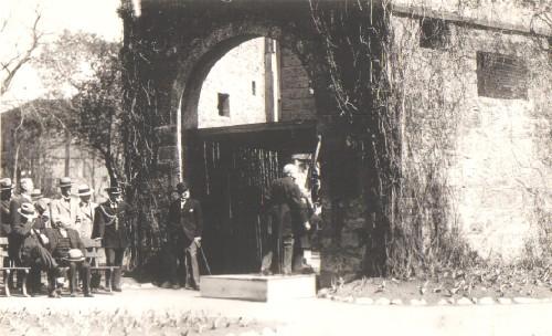 View of the gate of Fort Garry I, during the plaque unveiling ceremony, 1925.; Agence Parcs Canada / Parks Canada Agency, c. 1925.