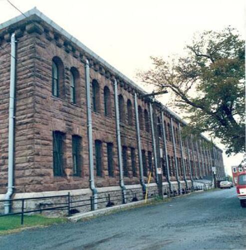 Corner view of a façade of the Halifax Drill Hall, 1990.; Department of National Defence/ Ministère de la Défence nationale, 1990.