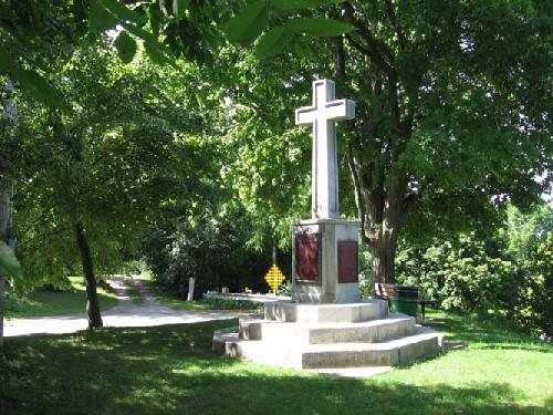 View of Cliff Site National Historic Site of Canada, showing the monument, consisting of a cross on a pedestal resting on octagonal steps, which represents the form and symbolism of the original cross raised by Dollier and Bréhant, 2005.; Parks Canada Agency / Agence Parcs Canada, 2005.