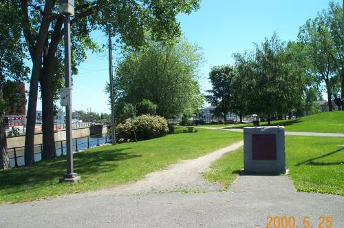 Side view of its location in the heart of the city.; Parks Canada Agency / Agence Parcs Canada