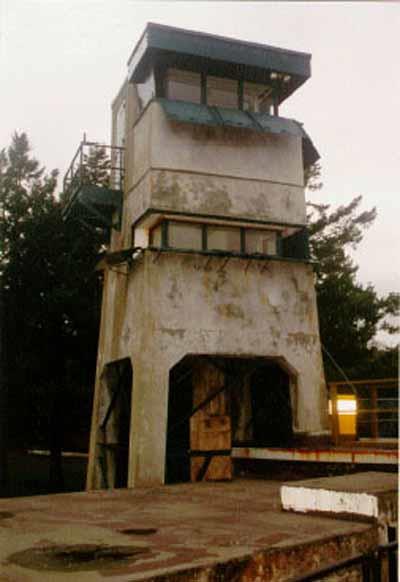 Director's tower at Fort Rodd Hill, 1997.; Parks Canada Agency/Agence Parcs Canada, J. Mattie, 1997.