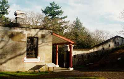 General view of the guardhouse and the loopholed defensible wall at Fort Rodd Hill, 1997.; Parks Canada Agency/Agence Parcs Canada, J. Mattie, 1997.