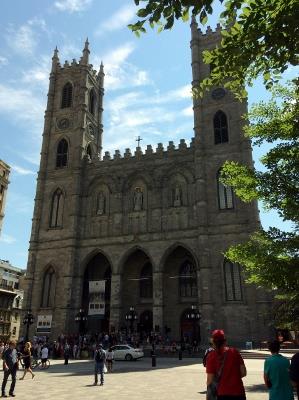 Corner view of the facade of the Notre-Dame Roman Catholic Church / Basilica; Parks Canada Agency | Agence Parcs Canada, D. Desjardins, 2016.