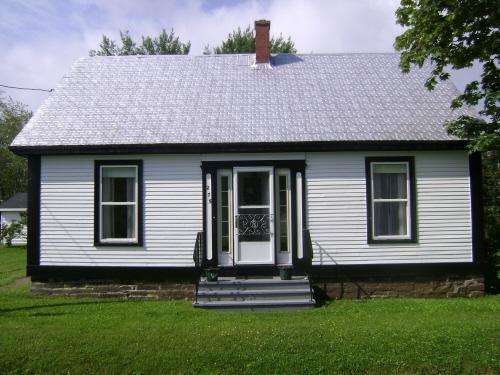 This photograph shows the contextual view of the building, 2008; Town of St. Andrews