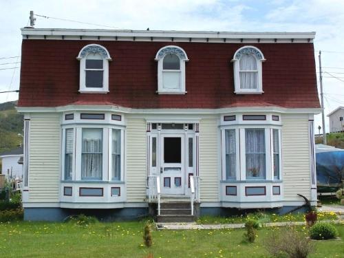 View of the front facade of the Gorman/Hynes House, Harbour Breton, NL.; Doug Wells 2009