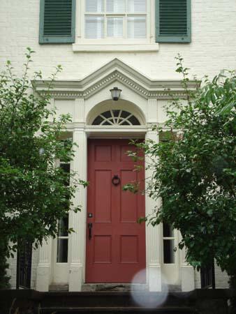 Of note is the entranceway with fan light, side lights and architrave.; Martina Braunstein, 2007.