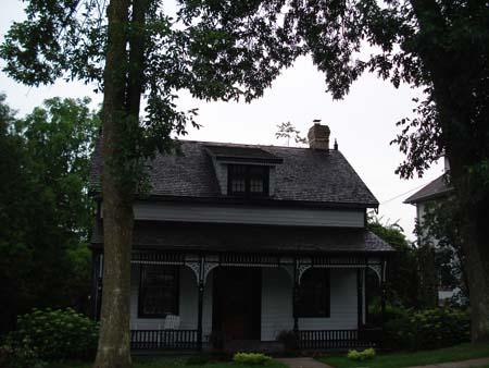 Of note is the simple design and frame and clapboard construction.; Martina Braunstein, 2007.