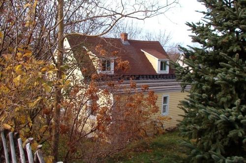 View of the right and rear facades of Morgan House, Seal Cove, CBS, NL.; HFNL 2009