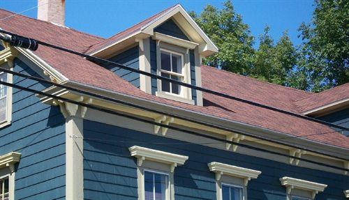 William Letteney House, Granville Ferry, NS, bracketed cornices and pent roof, 2009.; Heritage Division, NS Dept. of Tourism, Culture and Heritage, 2009