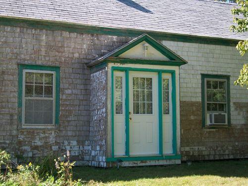 The Merry House, Maitland Bridge, N.S., front entrance, 2009.; Heritage Division, NS Dept. of Tourism, Culture and Heritage, 2009
