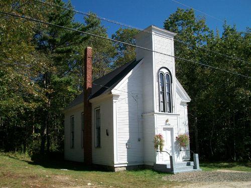 Milford United Baptist Church, Milford, NS, southeast elevation, 2009.; Heritage Division, NS Dept. of Tourism, Culture and Heritage, 2009