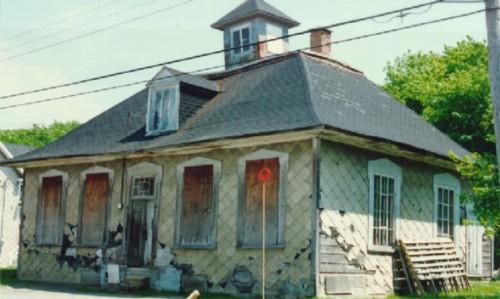 Corner view of L'Isle-Verte Court House, showing the building state before de restoration, 1996.; Agence Parcs Canada / Parks Canada Agency, Ethnotech Inc., 1996.