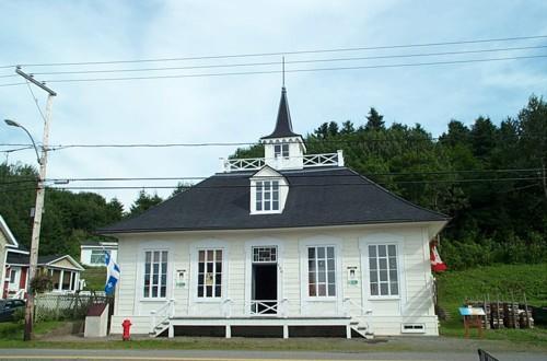 General view of the L'Isle-Verte Court House, showing the façade facing the road after the restoration, 2008.; Agence Parcs Canada / Parks Canada Agency, 2008.