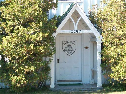 Evergreen United Baptist Church, West Paradise, N.S., central doorway with pedimented portico, 2009.; Heritage Division, NS Dept. of Tourism, Culture and Heritage, 2009