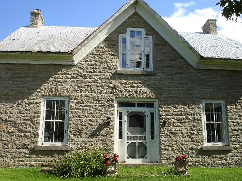 A closer look at the front of the McCulla House.; RHI 2006