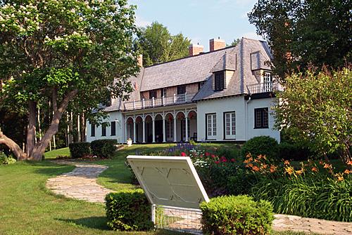 General view of Stephen Leacock Museum, showing the 1928 house, 2003.; Parks Canada Agency / Agence Parcs Canada, 2003.