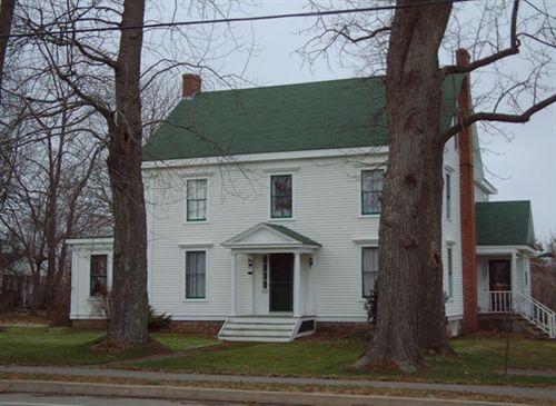 front elevation, Wickwire House, Wolfville, NS, 2006; Heritage Division, NS Dept. of Tourism, Culture and Heritage, 2006