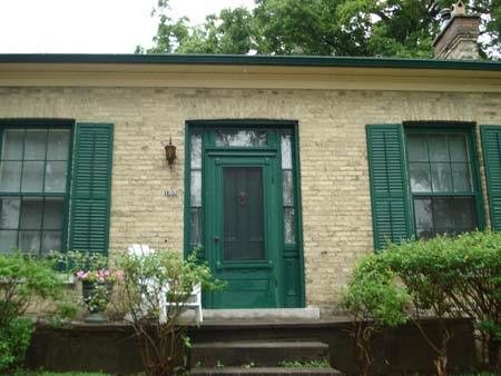 Of note is the recessed door with sidelight and transom.; Martina Braunstein, 2007.