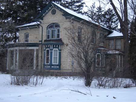 Of note is the side entrance, and heavy brackets under the eaves, 2007.; Kayla Jonas, 2007.