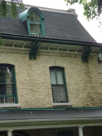 Of note are the Mansard roof and the round-headed dormer window.; Martina Braunstein, 2007.