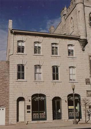 Of note are the arched voussoirs and decorative keystones on all three storeys.; Gord Strathdee, 2007.