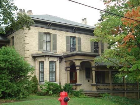 Of note are the projecting bay window and the brackets beneath the eaves.; Martina Braunstein, 2007.