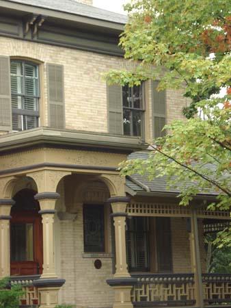 Of note is the projecting portico with columns and decorative capitals.; Martina Braunstein, 2007.
